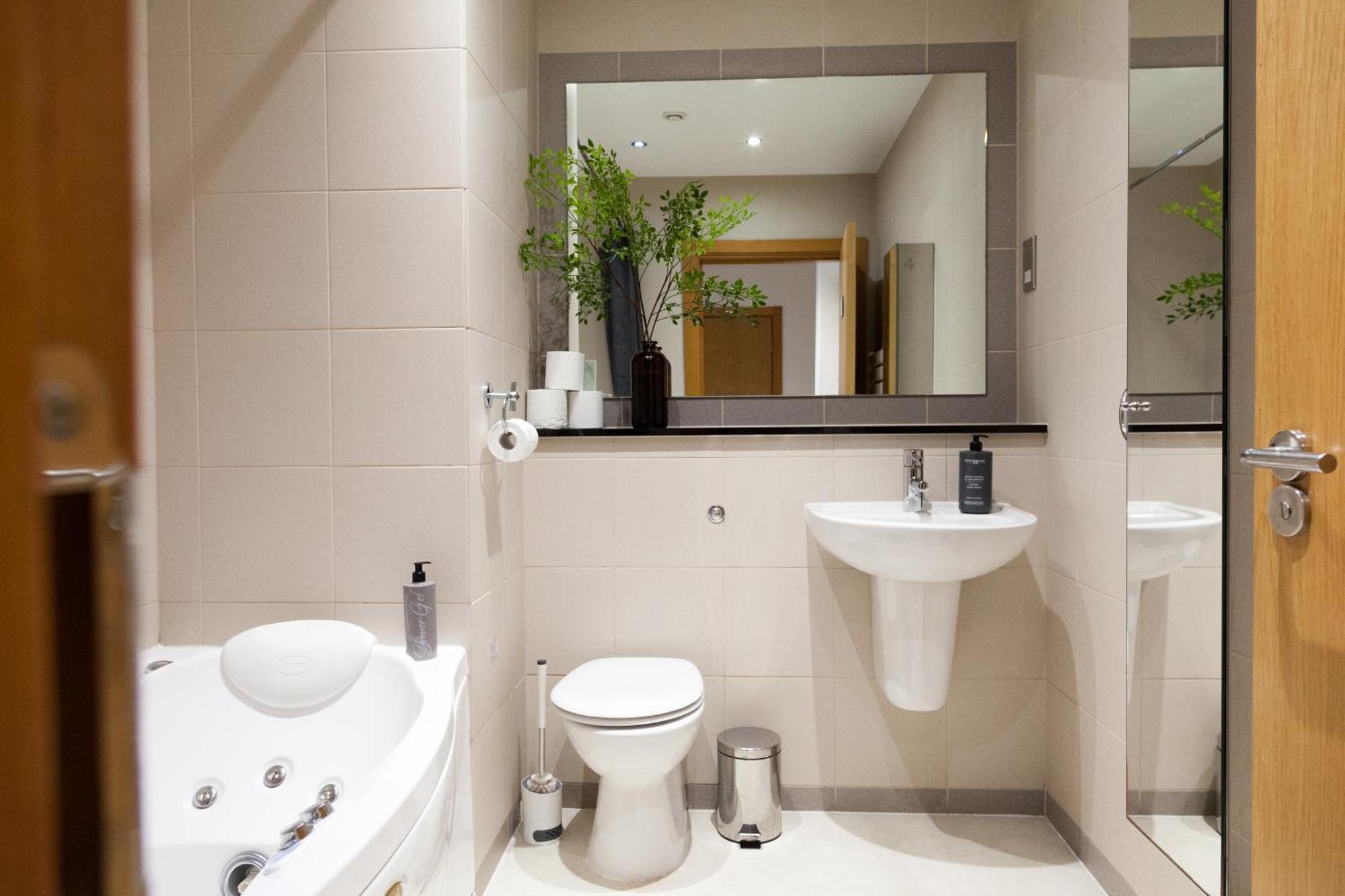 Weekly & Monthly Stays In Penthouse For Contractors Or Leisure Single Or Superking Beds Available Birkenhead Esterno foto