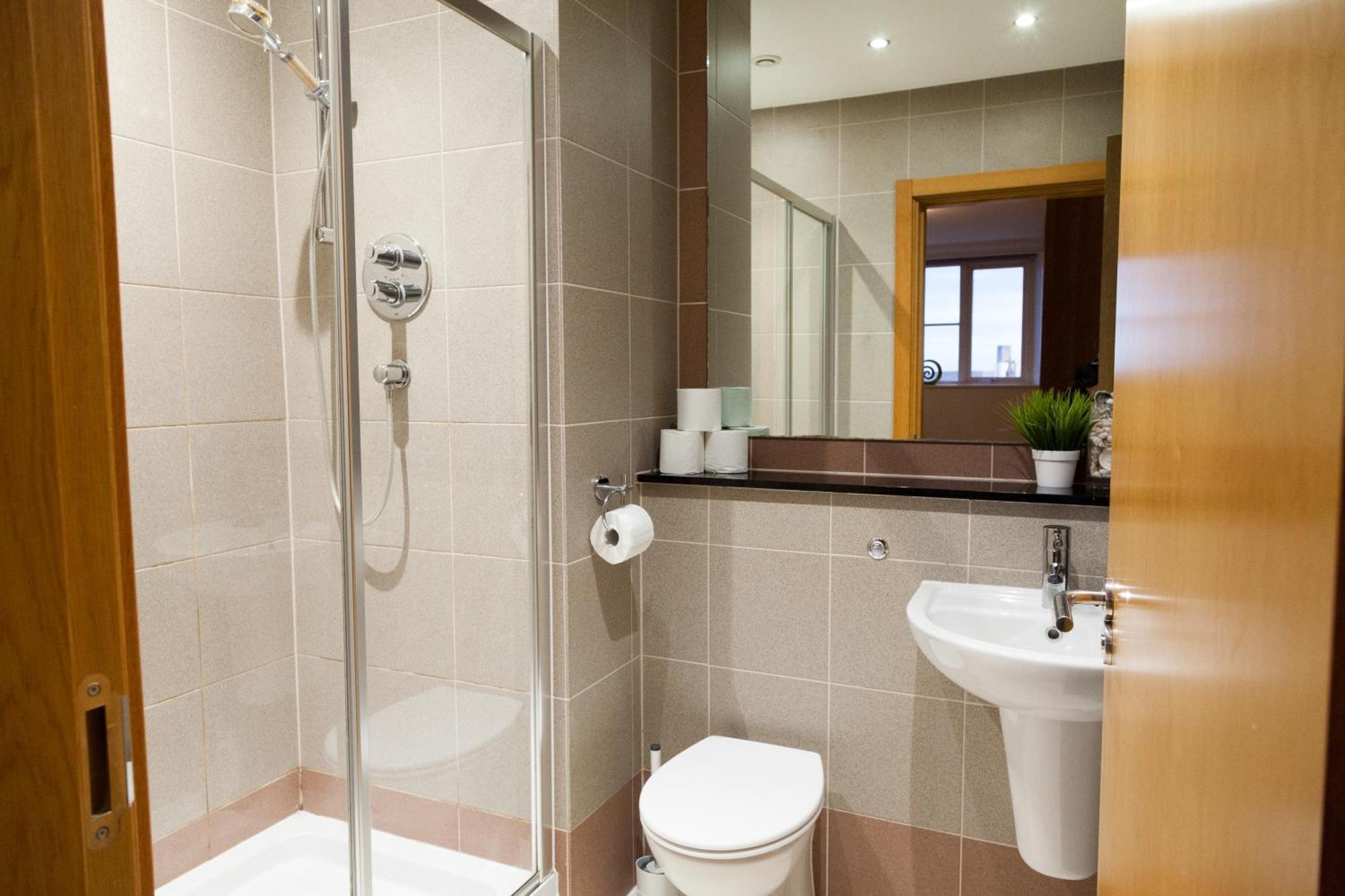 Weekly & Monthly Stays In Penthouse For Contractors Or Leisure Single Or Superking Beds Available Birkenhead Esterno foto