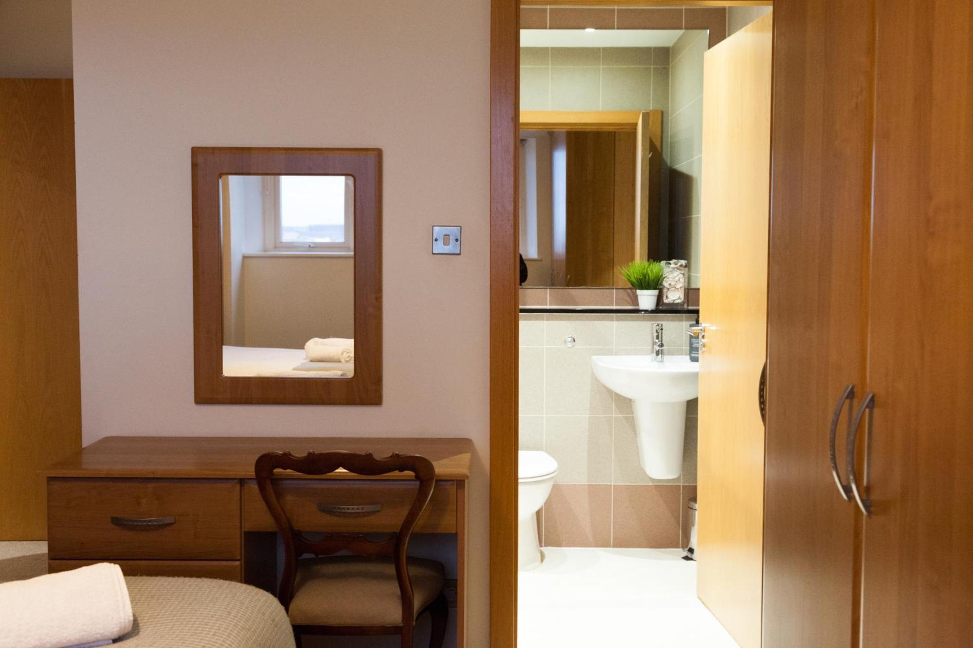 Weekly & Monthly Stays In Penthouse For Contractors Or Leisure Single Or Superking Beds Available Birkenhead Esterno foto