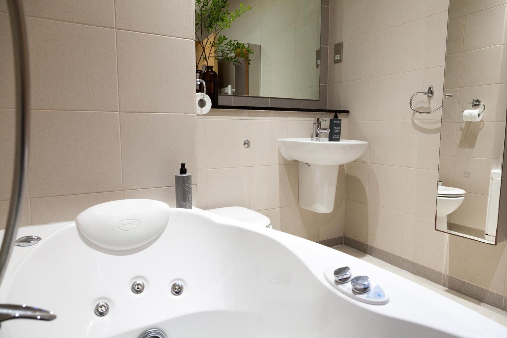 Weekly & Monthly Stays In Penthouse For Contractors Or Leisure Single Or Superking Beds Available Birkenhead Esterno foto